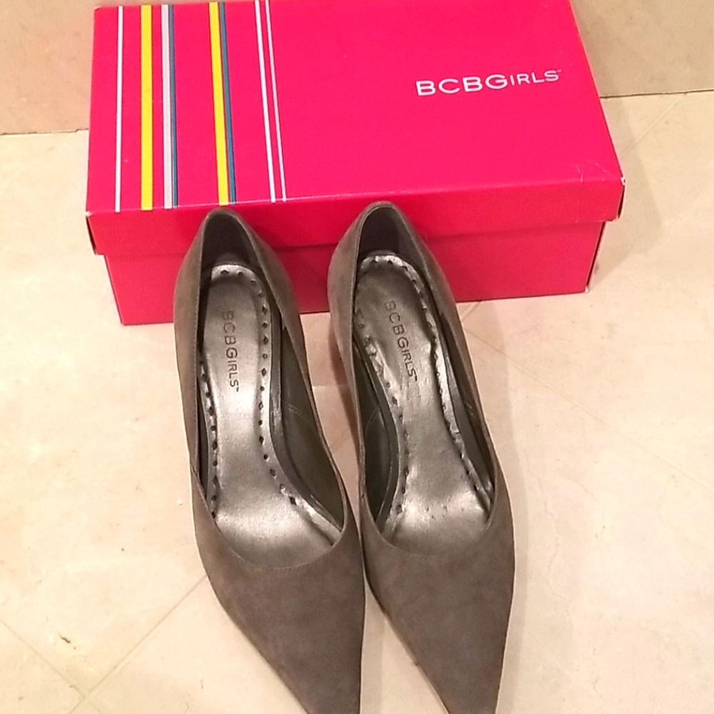 BCBG GREY SUEDE PUMPS